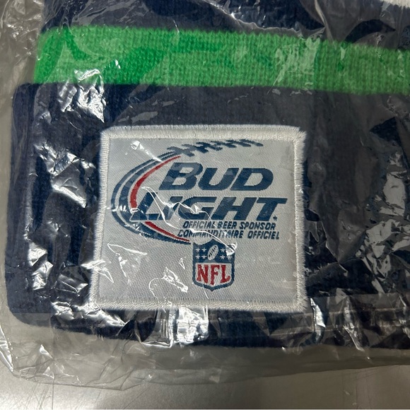 Seahawks toque - NEW in packaging. Nice logo, colours and pom pom - Picture 6 of 6